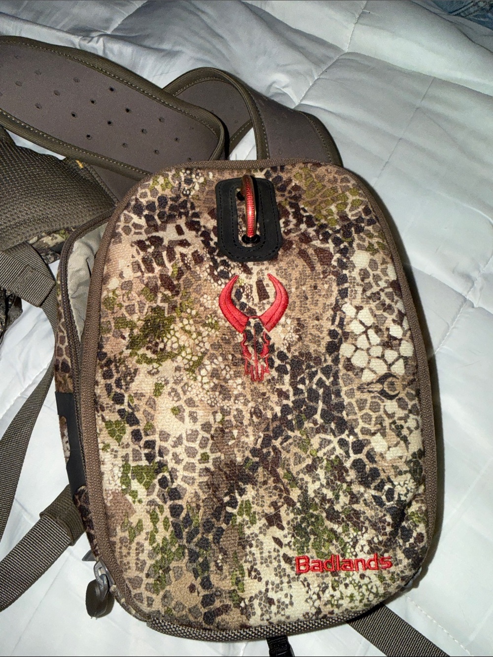 Badlands Men’s Camo Sling Backpack - Tan/Brown Bino Case
